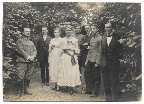 [ZAGAJE - grupa osób w parku przy dworze z Zagajach w pow. jędrzejowskim - fotografia pozowana, sytuacyjna]