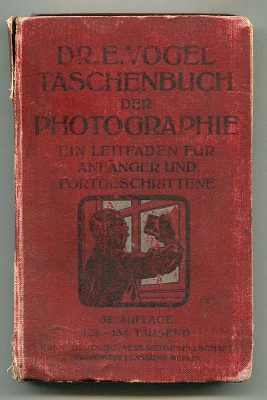 [Vogel Ernst] Dr. E. Vogels Taschenbuch der Photographie. Ein Leifaden fur Anfanger und Fortgeschrittene. Bearbeitet von Karl Weiss [...]. 32. Auflage 123. bis 134. Tausend. Mit 240 Abbildungen und einem Anhang von 15 Bildvorlagen.