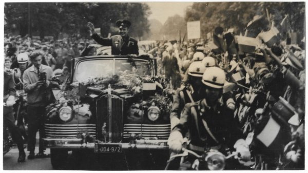 [GAGARIN Jurij - z wizytą w Warszawie - fotografia sytuacyjna].