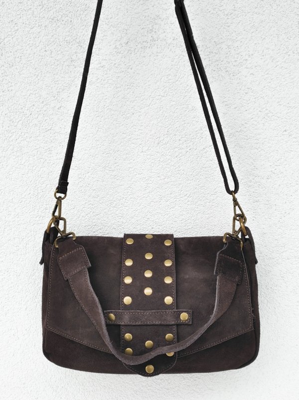 Zamszowa czekoladowa torebka listonoszka z ćwiekami