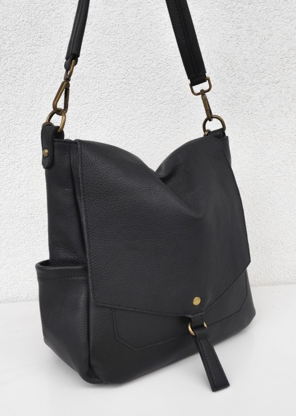 Torebka worek listonoszka czarna Vera Pelle