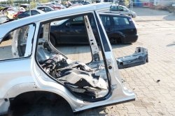 SŁUPEK ŚRODKOWY PRAWY TOYOTA RAV4 05 5D 1D4