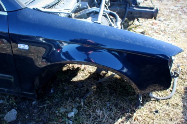 Błotnik przód prawy Audi A4 B7 2006 (kod lakieru: LZ5A)