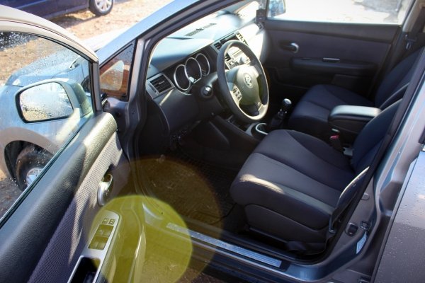 Podłokietnik Nissan Tiida C11 2007 Sedan