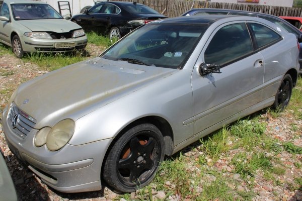 Drzwi Przód Prawe Mercedes C-klasa W203 2001 2.0i Kompressor Sportcoupe (gołe drzwi bez osprzętu)
