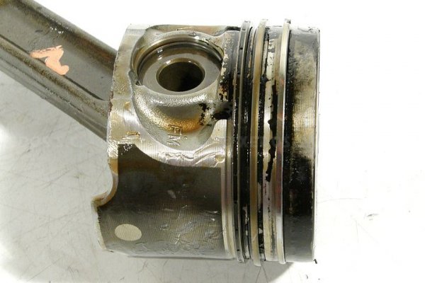 Tłok korbowód Nissan Almera N16 2000-2006 1.5DCI K9K