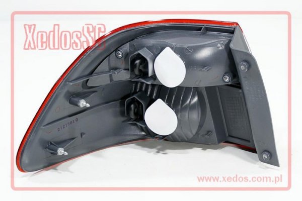 LAMPA TYLNA PRAWA MAZDA 626 01-02 GF SEDAN NOWA