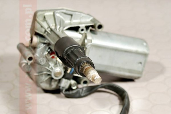 SILNICZEK WYCIERACZKI TYŁ NISSAN PRIMERA P11 SED