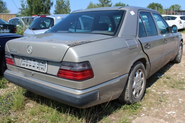 Kratka nawiewu prawa Mercedes W124 1989 Sedan 