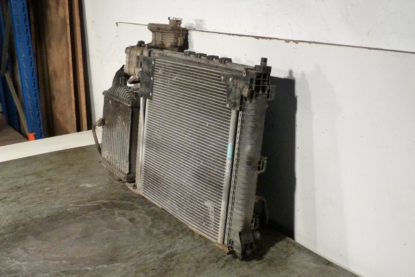 Chłodnica wentylator wody intercooler  Mercedes Vito W638 2000 2.2CDI 611980 Bus 