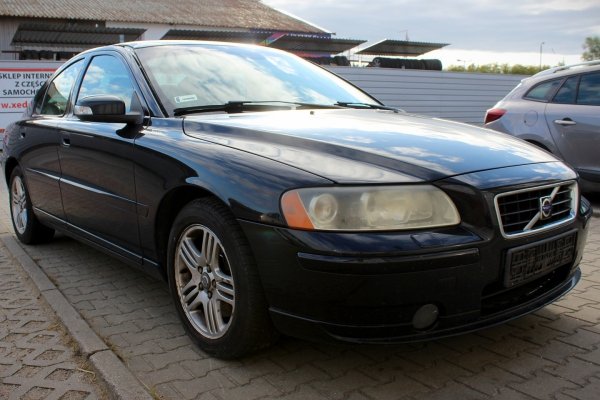 Zderzak przód Volvo S60 2007 Sedan (Kod lakieru: Black Sapphire)