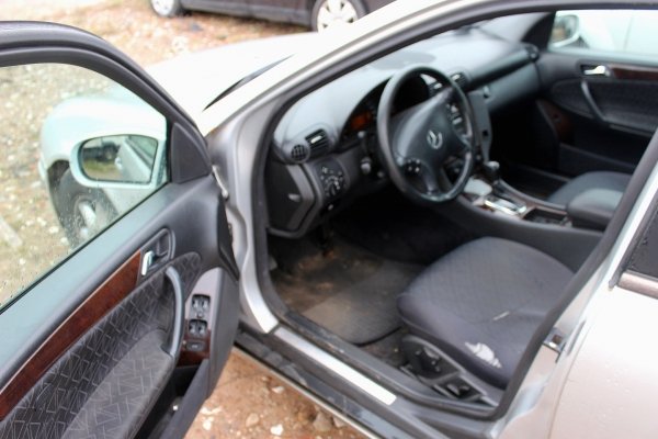 Szyba karoseryjna tył prawa trójkątna Mercedes C-klasa W203 2000-2006 Sedan 