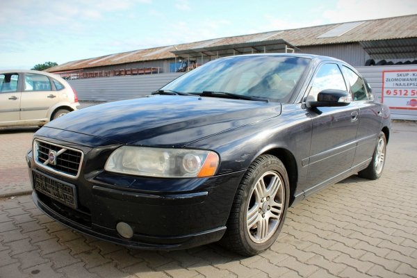 Zderzak przód Volvo S60 2007 Sedan (Kod lakieru: Black Sapphire)