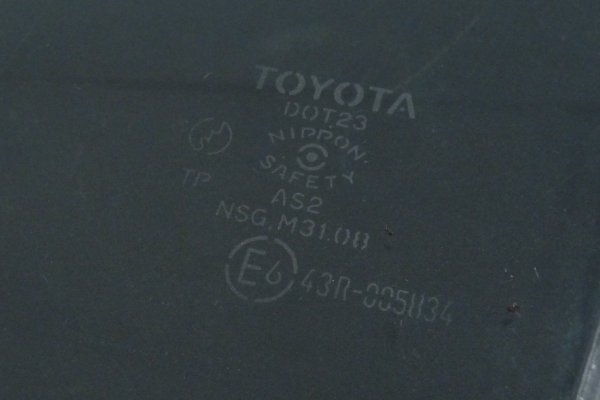Szyba drzwi tył lewa Toyota Corolla E12 2002 Kombi