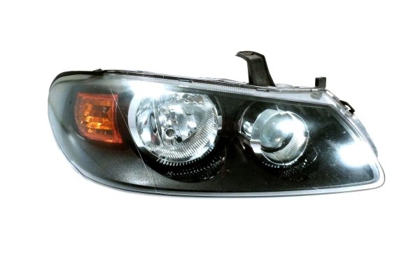 Reflektor prawy Nissan Almera N16 Lift 2003-2006 (czarny)