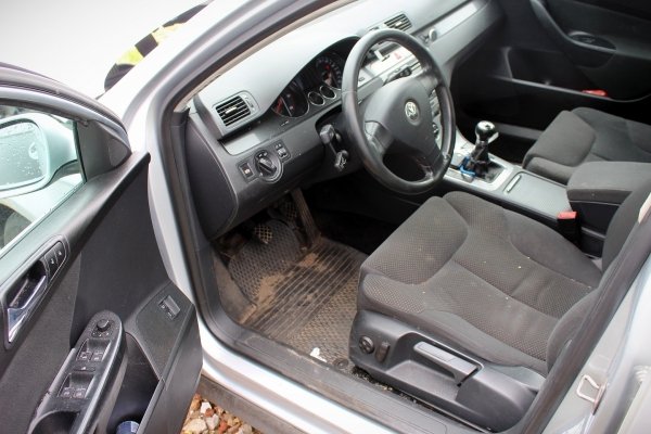 Szyba karoseryjna lewa VW Passat B6 2005 2.0TDI BKP Kombi