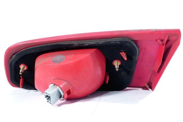 _Lampa tył lewa w klapę Mazda 2 DY 2003 1.4i Hatchback 5-drzwi