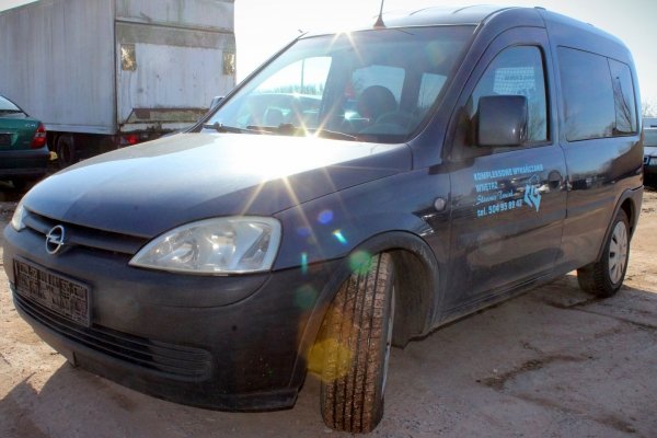 Szyba karoseryjna środkowa lewa Opel Combo C 2010