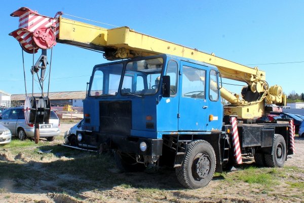 Dźwig żuraw samochodowy IFA ADK-125 1985 9.8D