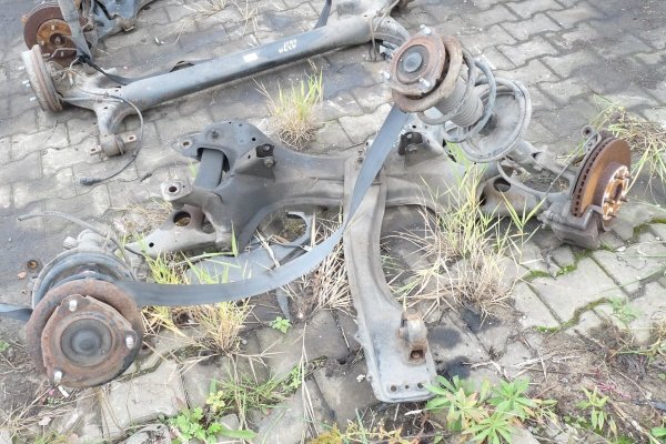 Zwrotnica przód lewa Toyota Rav4 II XA20 2001 2.0i 1AZ-FE Suv