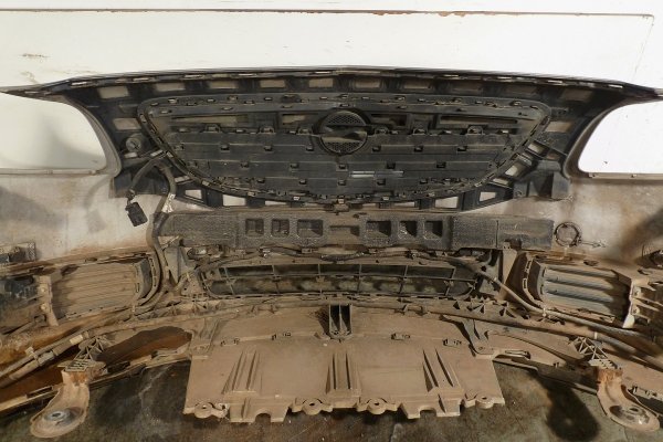 Zderzak przód Opel Insignia A 2009 Liftback (kod lakieru: Z176/GAN)