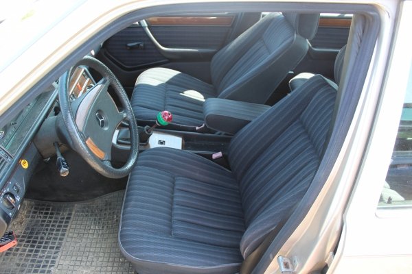 Zderzak przód Mercedes W124 1989 Sedan (kod lakieru: 702)
