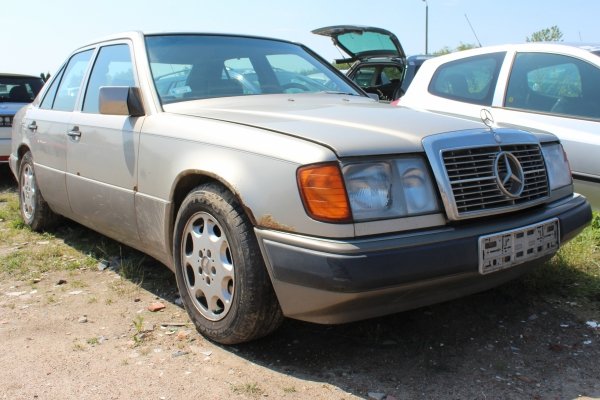 Zderzak przód Mercedes W124 1989 Sedan (kod lakieru: 702)