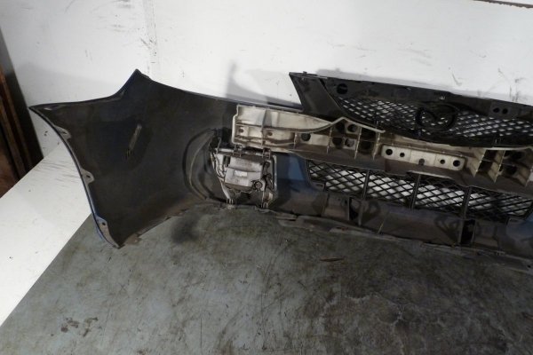 Zderzak przód Mazda 323F BJ 2000 Hatchback 5-drzwi (Kod lakieru: 20P)