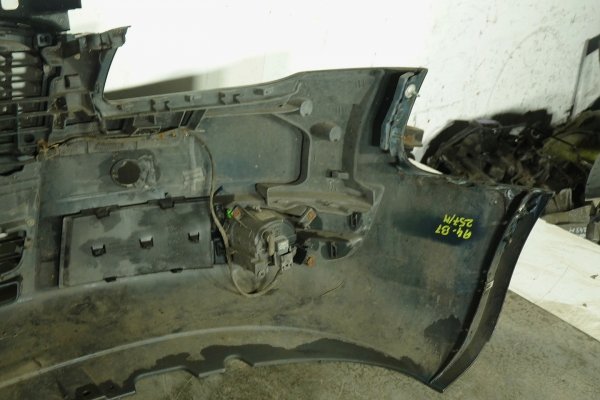 Zderzak przód Audi A4 B7 2006 Kombi (kod lakieru: LZ5A)