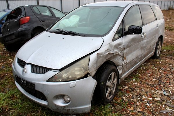 Silniczek wycierczki tył Mitsubishi Grandis 2005 Van