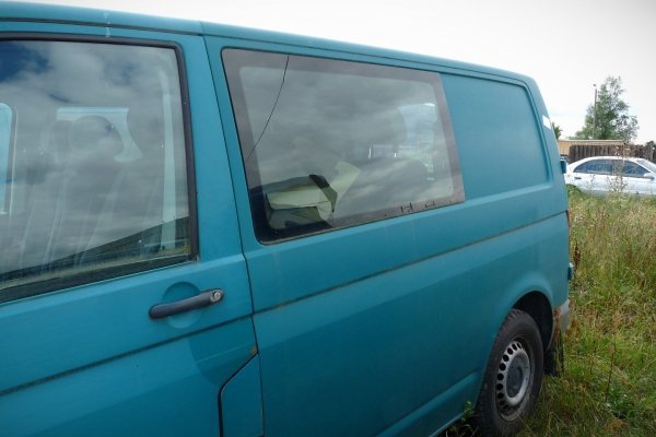 Szyba drzwi tył skrzydełkowych lewa VW Transporter T5 2005 Bus