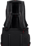 Plecak posiada wygodne ergonomiczne szelki wraz zapięciem piersiowym. Plecak posiada taśmę /tunel, który umożliwia nałożenieplecaka na stelaż innego bagażu. Plecak posiada górny uchwyt