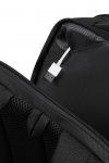 Plecak posiada Easy Pass, co pozwala na łatwe przepuszczanie kabli poprzez różne przedziały torby, umożliwiając ładowanie urządzeń elektronicznych bez ich wyjmowania. 
