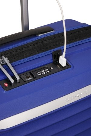 Bagaż ma wbudowany port USB. A wewnątrz walizki jest miejsce na powerbank i przewody do podłączenia powerbanka. POWERBANKA NIE MA NA WYPOSAŻENIU WEWNĄTRZ WALIZKI