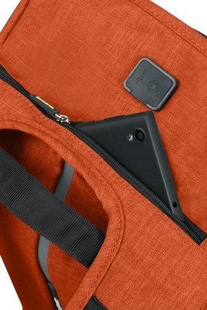 Plecak posiada boczne kieszenie, do których dostęp jest możliwy od tyłu, tak samo jak dostęp do komory głównej. Plecak posiada również kieszeń z ochroną RFID
