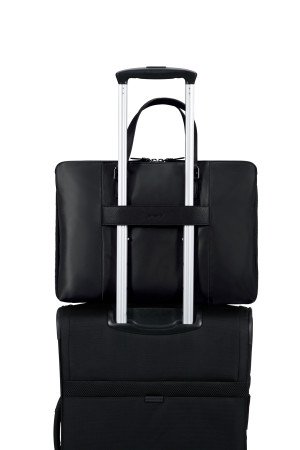 Torba ma tunel  do nałożenia ją na stelaż bagażu