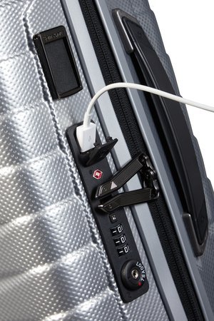 Bagaż posiada wbudowany port USB oraz miejsce na powerbank. Bagaż posiada zamek szyfrowy z systemem TSA