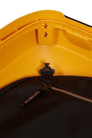 Bagaż jest podzielony na dwie części, w których są umieszczone dwa materiałowe pojemniki zamykane na suwaki. Pjemniki materiałowe mają dwa uchwyty do łatwego ich przeniesienia. Pojemniki można prać recznie