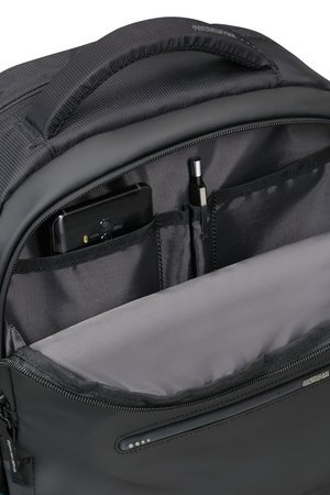 Plecak ma trzy komory. Przednia mniejsza komora na podręczne rzeczy np. telefon, długopisy