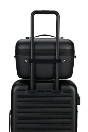 kuferek na tyle ma elastyczny pasek do nałożenia go na inny bagaż