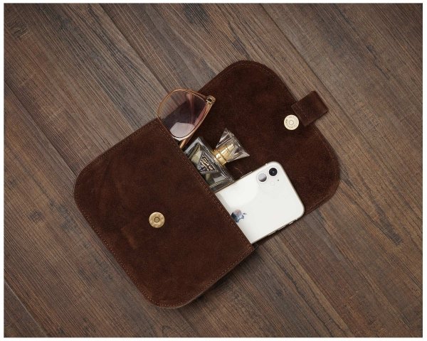 Damska skórzana torebka wizytowa listonoszka Solome Capri brązowa zamszowa plener