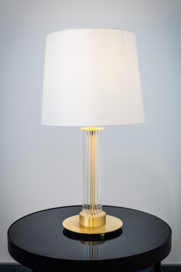 Minimalistyczna lampa stołowa lampka nocna transparentne ryflowane szkło biały abażur satyna mosiądz szczotkowany HAMPTON 8540 Argon