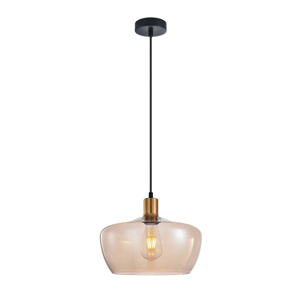 Przytulna, elegancka jadalnia w stylu klasycznym, modern vintage lub art déco. Pojedyncza lampa wisząca Parola wisi nisko nad drewnianym stołem kawowym lub barem kuchennym. Przez bursztynowe szkło klosza sączy się ciepłe, nastrojowe światło, które efektow
