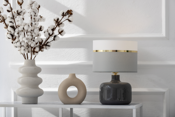 Elegancka szara lampa stołowa lampka nocna szklana z dekoracyjnym abażurem ze złotymi elementami dekor BEJA 4362 Argon