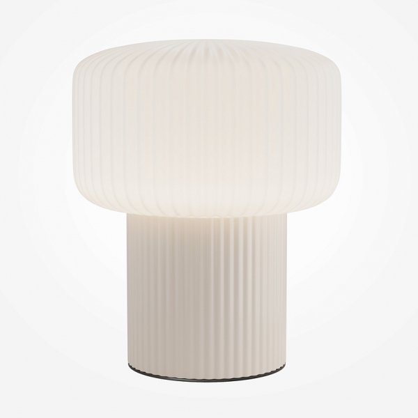 Złota lampa stołowa Maytoni Erich z białym szklanym kloszem w kształcie kuli.
