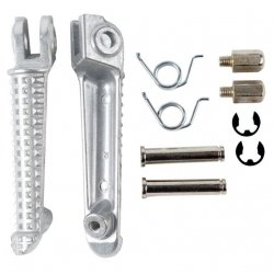 BIKETEC PARTS ZESTAW PODNÓŻKÓW (PODNÓŻKI) KIEROWCY KOMPLETNY Z MOCOWANIAMI YAMAHA YZF R1 98-11, YZF R6 99-12 KOLOR SREBRNY