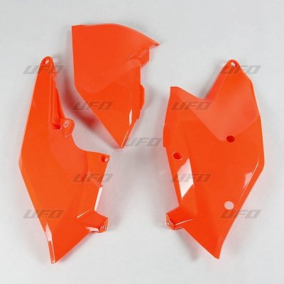 UFO BOCZKI TYLNE KTM SX/SXF 16-18, EXC/EXCF TPI 17-19 Z POKRYWĄ FILTRA POWIETRZA KOLOR POMARAŃCZOWY FLUO