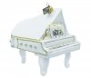 biały fortepian z perełkami