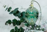 Handverzierte Glas-Christbaumkugeln in verschiedenen Formen