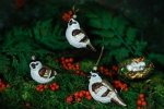 Wie viele Glaskugeln soll ich an meinen Weihnachtsbaum hängen?